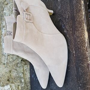 Women's Size 10 W Beige Ankle Boots Booties Bella Vita Bindi Kitten Heel